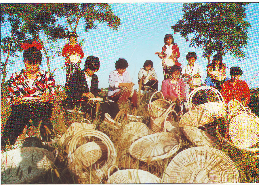 1.80年代末大辛柳编厂工人正在编织出口产品.jpg