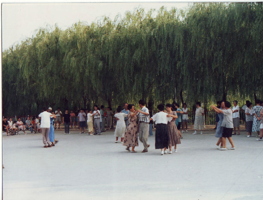 9晨练舞蹈1996年任永利.jpg