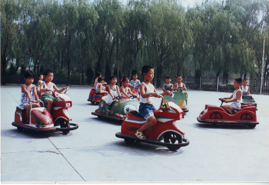 17农村儿童在方舟公园做游戏拍摄于1999年hw184.jpg